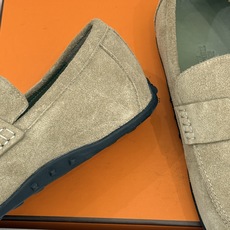 (配原版飞机盒) Hermès/爱马仕25WF新品 包头H半拖鞋勃肯鞋乐福鞋 厚底勃肯版型重塑经典。 麂皮小牛皮质感细腻 (配原版飞机盒) Hermès/爱马仕25WF新品 包头H半拖鞋勃肯鞋乐福鞋 厚底勃肯版型重塑经典。 麂皮小牛皮质感细腻