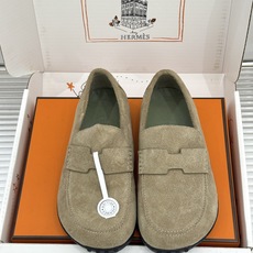 (配原版飞机盒) Hermès/爱马仕25WF新品 包头H半拖鞋勃肯鞋乐福鞋 厚底勃肯版型重塑经典。 麂皮小牛皮质感细腻 (配原版飞机盒) Hermès/爱马仕25WF新品 包头H半拖鞋勃肯鞋乐福鞋 厚底勃肯版型重塑经典。 麂皮小牛皮质感细腻