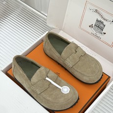 (配原版飞机盒) Hermès/爱马仕25WF新品 包头H半拖鞋勃肯鞋乐福鞋 厚底勃肯版型重塑经典。 麂皮小牛皮质感细腻 (配原版飞机盒) Hermès/爱马仕25WF新品 包头H半拖鞋勃肯鞋乐福鞋 厚底勃肯版型重塑经典。 麂皮小牛皮质感细腻