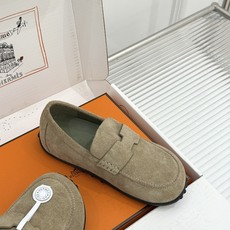 (配原版飞机盒) Hermès/爱马仕25WF新品 包头H半拖鞋勃肯鞋乐福鞋 厚底勃肯版型重塑经典。 麂皮小牛皮质感细腻 (配原版飞机盒) Hermès/爱马仕25WF新品 包头H半拖鞋勃肯鞋乐福鞋 厚底勃肯版型重塑经典。 麂皮小牛皮质感细腻
