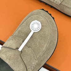 (配原版飞机盒) Hermès/爱马仕25WF新品 包头H半拖鞋勃肯鞋乐福鞋 厚底勃肯版型重塑经典。 麂皮小牛皮质感细腻 (配原版飞机盒) Hermès/爱马仕25WF新品 包头H半拖鞋勃肯鞋乐福鞋 厚底勃肯版型重塑经典。 麂皮小牛皮质感细腻