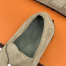 (配原版飞机盒) Hermès/爱马仕25WF新品 包头H半拖鞋勃肯鞋乐福鞋 厚底勃肯版型重塑经典。 麂皮小牛皮质感细腻 (配原版飞机盒) Hermès/爱马仕25WF新品 包头H半拖鞋勃肯鞋乐福鞋 厚底勃肯版型重塑经典。 麂皮小牛皮质感细腻