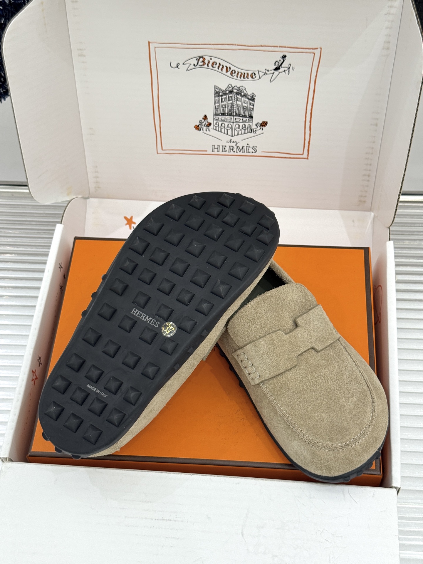 (配原版飞机盒) Hermès/爱马仕25WF新品 包头H半拖鞋勃肯鞋乐福鞋 厚底勃肯版型重塑经典。 麂皮小牛皮质感细腻 (配原版飞机盒) Hermès/爱马仕25WF新品 包头H半拖鞋勃肯鞋乐福鞋 厚底勃肯版型重塑经典。 麂皮小牛皮质感细腻