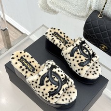CHANE*|小香经典大双C 厚底毛拖 醒目大双C标识辨识度十足 蓬松羊羔毛包裹柔软双足 加厚松糕底悄悄拉长腿线 缓震鞋 CHANE*|小香经典大双C 厚底毛拖 醒目大双C标识辨识度十足 蓬松羊羔毛包裹柔软双足 加厚松糕底悄悄拉长腿线 缓震鞋