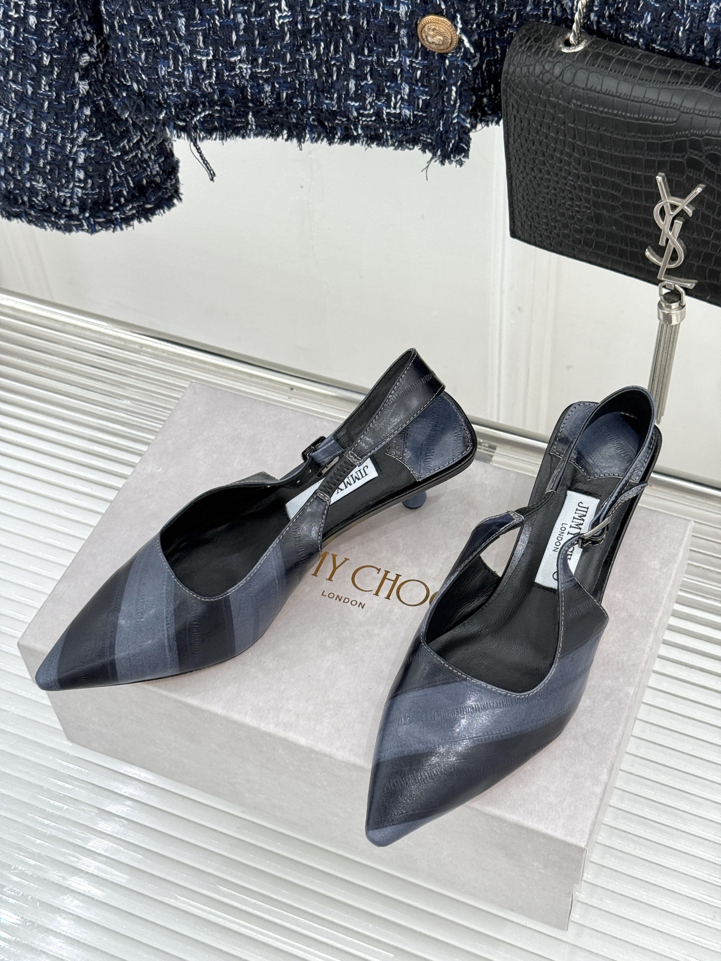 Jimmy Choo/吉米周26WF新品 尖头猫跟凉鞋 尖头秒拉腿部线条 猫跟稳当久穿不累脚 后绊带贴合纤细脚踝 细带勾 Jimmy Choo/吉米周26WF新品 尖头猫跟凉鞋 尖头秒拉腿部线条 猫跟稳当久穿不累脚 后绊带贴合纤细脚踝 细带勾