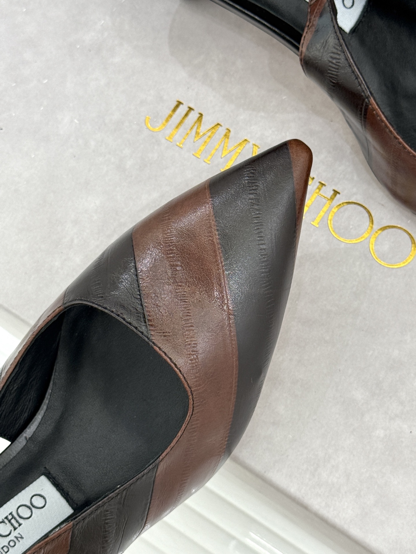 Jimmy Choo/吉米周26WF新品 尖头猫跟凉鞋 尖头秒拉腿部线条 猫跟稳当久穿不累脚 后绊带贴合纤细脚踝 细带勾