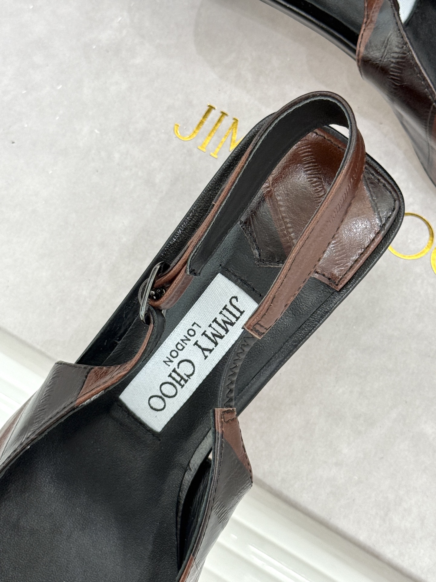 Jimmy Choo/吉米周26WF新品 尖头猫跟凉鞋 尖头秒拉腿部线条 猫跟稳当久穿不累脚 后绊带贴合纤细脚踝 细带勾