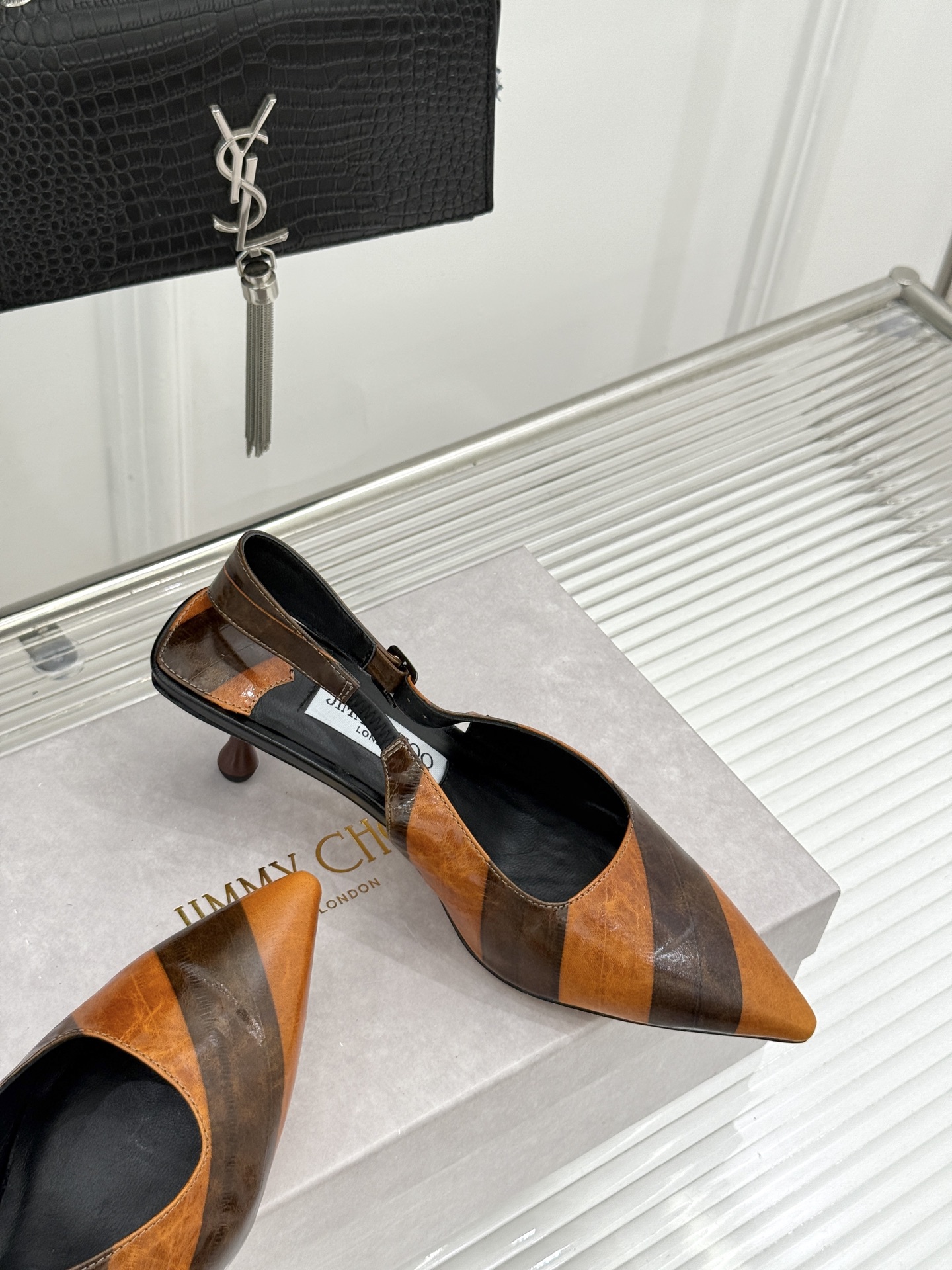 Jimmy Choo/吉米周26WF新品 尖头猫跟凉鞋 尖头秒拉腿部线条 猫跟稳当久穿不累脚 后绊带贴合纤细脚踝 细带勾 Jimmy Choo/吉米周26WF新品 尖头猫跟凉鞋 尖头秒拉腿部线条 猫跟稳当久穿不累脚 后绊带贴合纤细脚踝 细带勾