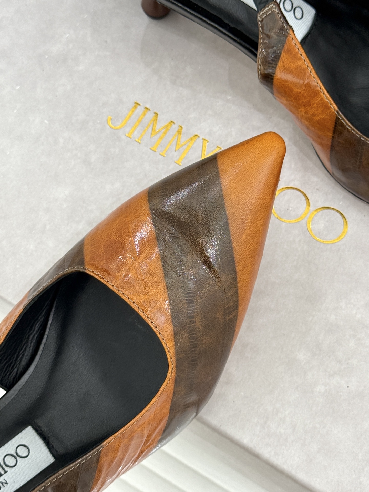 Jimmy Choo/吉米周26WF新品 尖头猫跟凉鞋 尖头秒拉腿部线条 猫跟稳当久穿不累脚 后绊带贴合纤细脚踝 细带勾 Jimmy Choo/吉米周26WF新品 尖头猫跟凉鞋 尖头秒拉腿部线条 猫跟稳当久穿不累脚 后绊带贴合纤细脚踝 细带勾