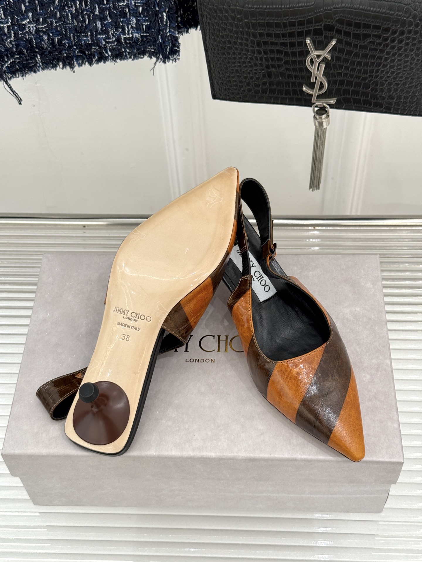 Jimmy Choo/吉米周26WF新品 尖头猫跟凉鞋 尖头秒拉腿部线条 猫跟稳当久穿不累脚 后绊带贴合纤细脚踝 细带勾 Jimmy Choo/吉米周26WF新品 尖头猫跟凉鞋 尖头秒拉腿部线条 猫跟稳当久穿不累脚 后绊带贴合纤细脚踝 细带勾