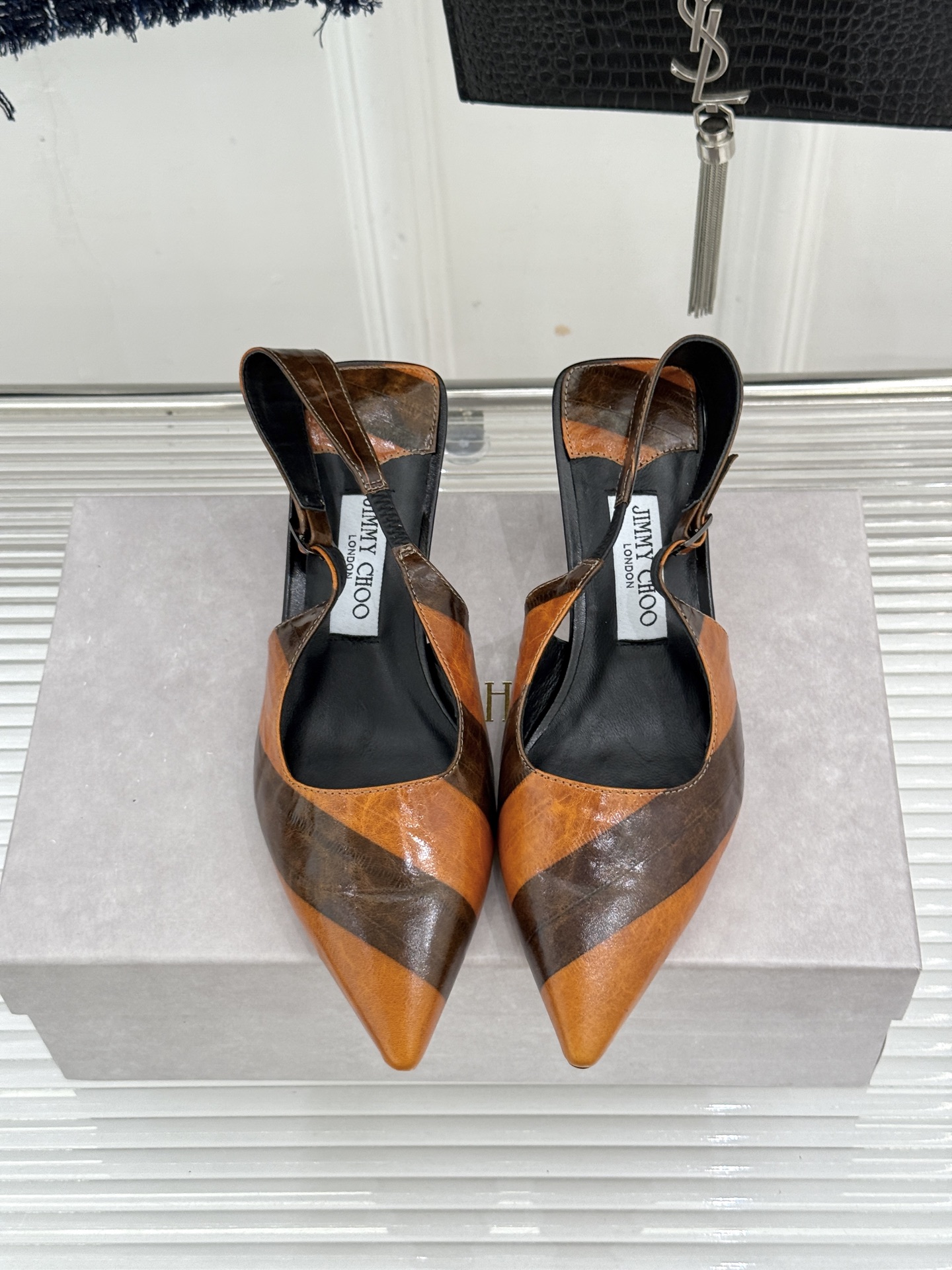 Jimmy Choo/吉米周26WF新品 尖头猫跟凉鞋 尖头秒拉腿部线条 猫跟稳当久穿不累脚 后绊带贴合纤细脚踝 细带勾 Jimmy Choo/吉米周26WF新品 尖头猫跟凉鞋 尖头秒拉腿部线条 猫跟稳当久穿不累脚 后绊带贴合纤细脚踝 细带勾