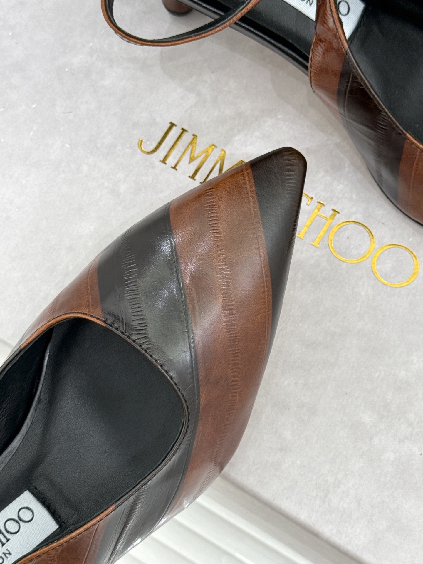Jimmy Choo/吉米周26WF新品 尖头猫跟凉鞋 尖头秒拉腿部线条 猫跟稳当久穿不累脚 后绊带贴合纤细脚踝 细带勾 Jimmy Choo/吉米周26WF新品 尖头猫跟凉鞋 尖头秒拉腿部线条 猫跟稳当久穿不累脚 后绊带贴合纤细脚踝 细带勾