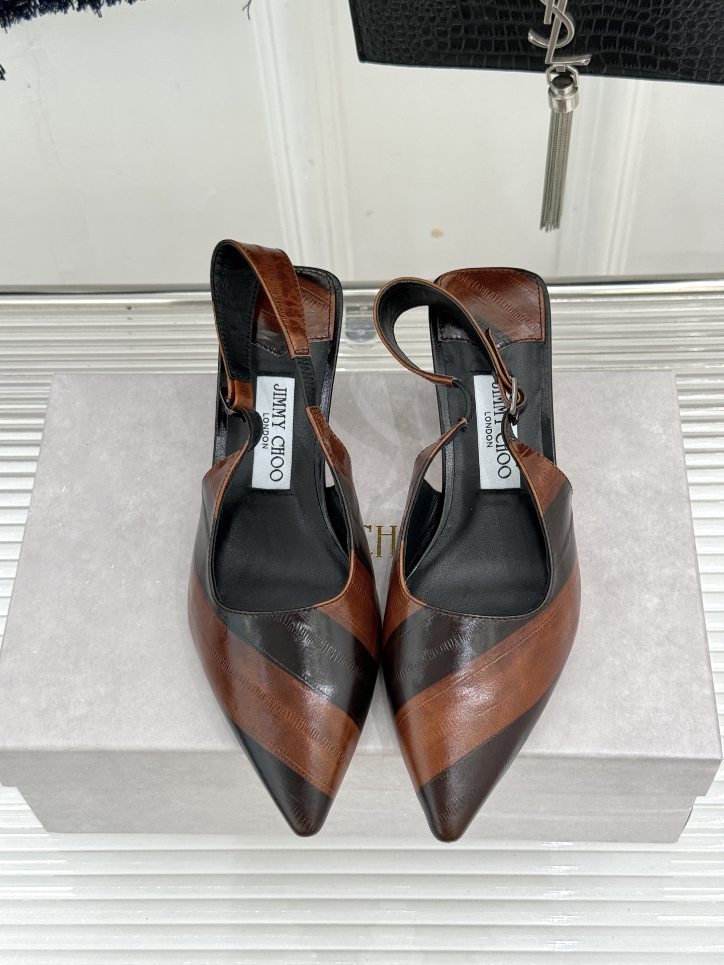 Jimmy Choo/吉米周26WF新品 尖头猫跟凉鞋 尖头秒拉腿部线条 猫跟稳当久穿不累脚 后绊带贴合纤细脚踝 细带勾 Jimmy Choo/吉米周26WF新品 尖头猫跟凉鞋 尖头秒拉腿部线条 猫跟稳当久穿不累脚 后绊带贴合纤细脚踝 细带勾