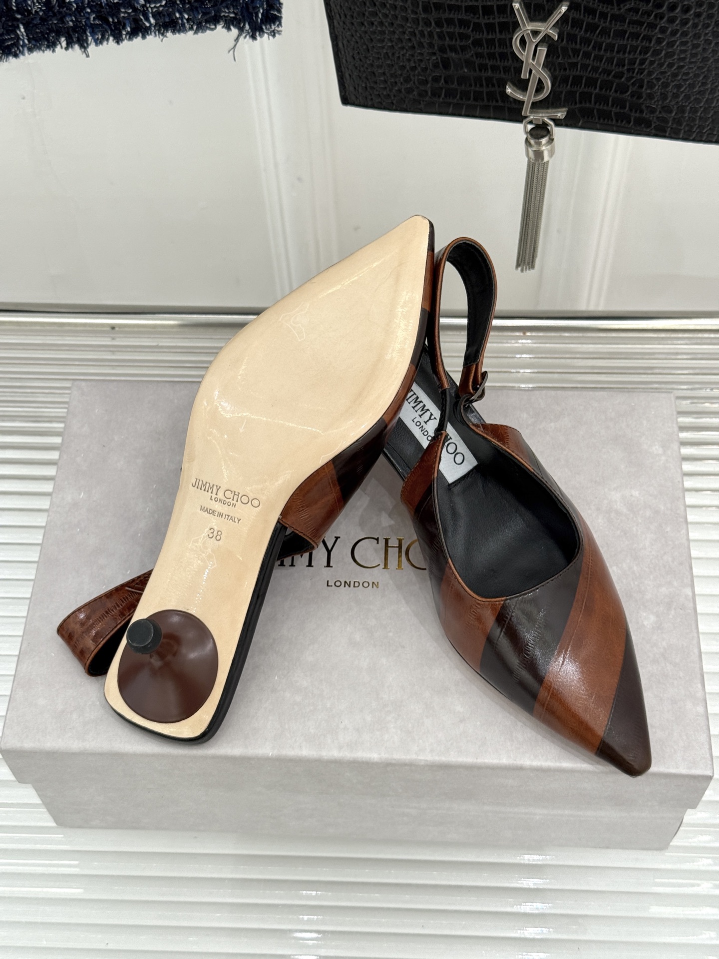 Jimmy Choo/吉米周26WF新品 尖头猫跟凉鞋 尖头秒拉腿部线条 猫跟稳当久穿不累脚 后绊带贴合纤细脚踝 细带勾 Jimmy Choo/吉米周26WF新品 尖头猫跟凉鞋 尖头秒拉腿部线条 猫跟稳当久穿不累脚 后绊带贴合纤细脚踝 细带勾