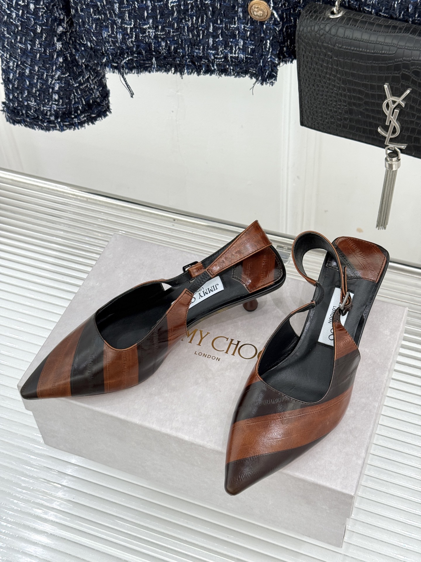 Jimmy Choo/吉米周26WF新品 尖头猫跟凉鞋 尖头秒拉腿部线条 猫跟稳当久穿不累脚 后绊带贴合纤细脚踝 细带勾 Jimmy Choo/吉米周26WF新品 尖头猫跟凉鞋 尖头秒拉腿部线条 猫跟稳当久穿不累脚 后绊带贴合纤细脚踝 细带勾