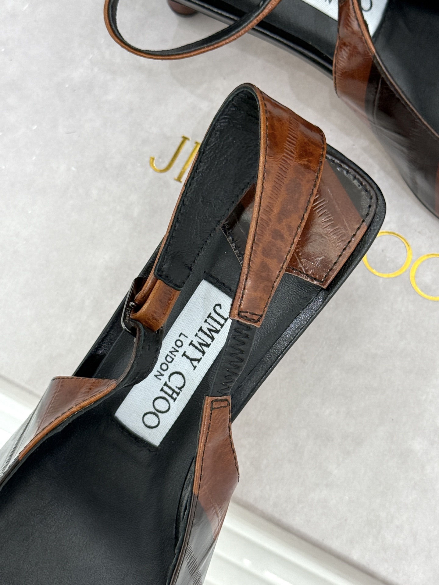 Jimmy Choo/吉米周26WF新品 尖头猫跟凉鞋 尖头秒拉腿部线条 猫跟稳当久穿不累脚 后绊带贴合纤细脚踝 细带勾 Jimmy Choo/吉米周26WF新品 尖头猫跟凉鞋 尖头秒拉腿部线条 猫跟稳当久穿不累脚 后绊带贴合纤细脚踝 细带勾