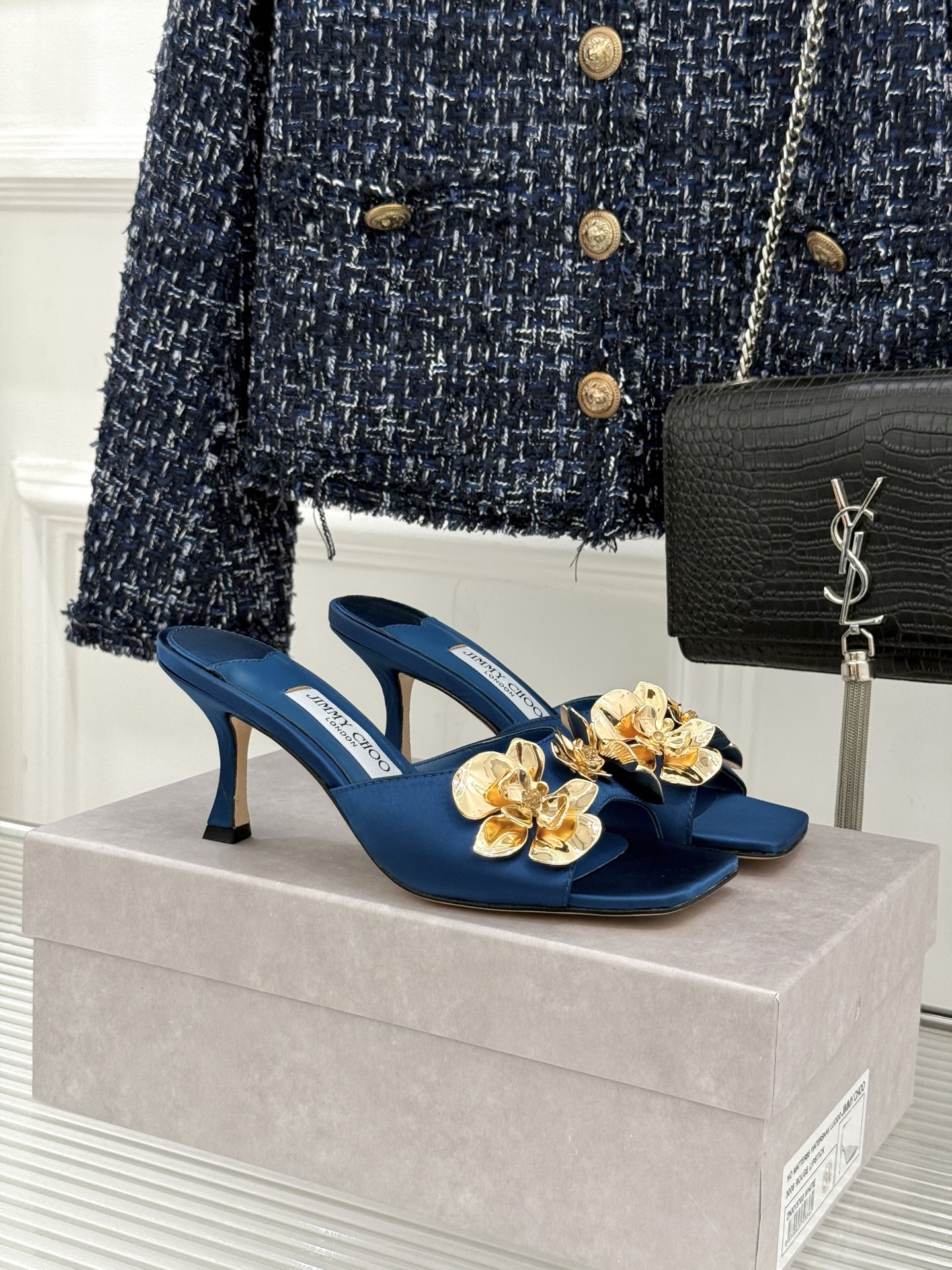 Jimmy Choo/吉米周26WF新品 金属花朵方头高跟拖鞋 金属花缀着细碎钻光 方头廓形利落又摩登 小羊皮内里软润又