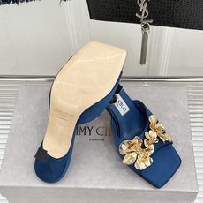 Jimmy Choo/吉米周26WF新品 金属花朵方头高跟拖鞋 金属花缀着细碎钻光 方头廓形利落又摩登 小羊皮内里软润又 Jimmy Choo/吉米周26WF新品 金属花朵方头高跟拖鞋 金属花缀着细碎钻光 方头廓形利落又摩登 小羊皮内里软润又