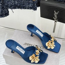 Jimmy Choo/吉米周26WF新品 金属花朵方头高跟拖鞋 金属花缀着细碎钻光 方头廓形利落又摩登 小羊皮内里软润又 Jimmy Choo/吉米周26WF新品 金属花朵方头高跟拖鞋 金属花缀着细碎钻光 方头廓形利落又摩登 小羊皮内里软润又