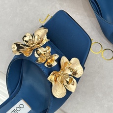 Jimmy Choo/吉米周26WF新品 金属花朵方头高跟拖鞋 金属花缀着细碎钻光 方头廓形利落又摩登 小羊皮内里软润又 Jimmy Choo/吉米周26WF新品 金属花朵方头高跟拖鞋 金属花缀着细碎钻光 方头廓形利落又摩登 小羊皮内里软润又