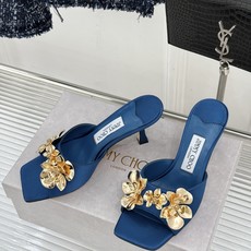 Jimmy Choo/吉米周26WF新品 金属花朵方头高跟拖鞋 金属花缀着细碎钻光 方头廓形利落又摩登 小羊皮内里软润又 Jimmy Choo/吉米周26WF新品 金属花朵方头高跟拖鞋 金属花缀着细碎钻光 方头廓形利落又摩登 小羊皮内里软润又
