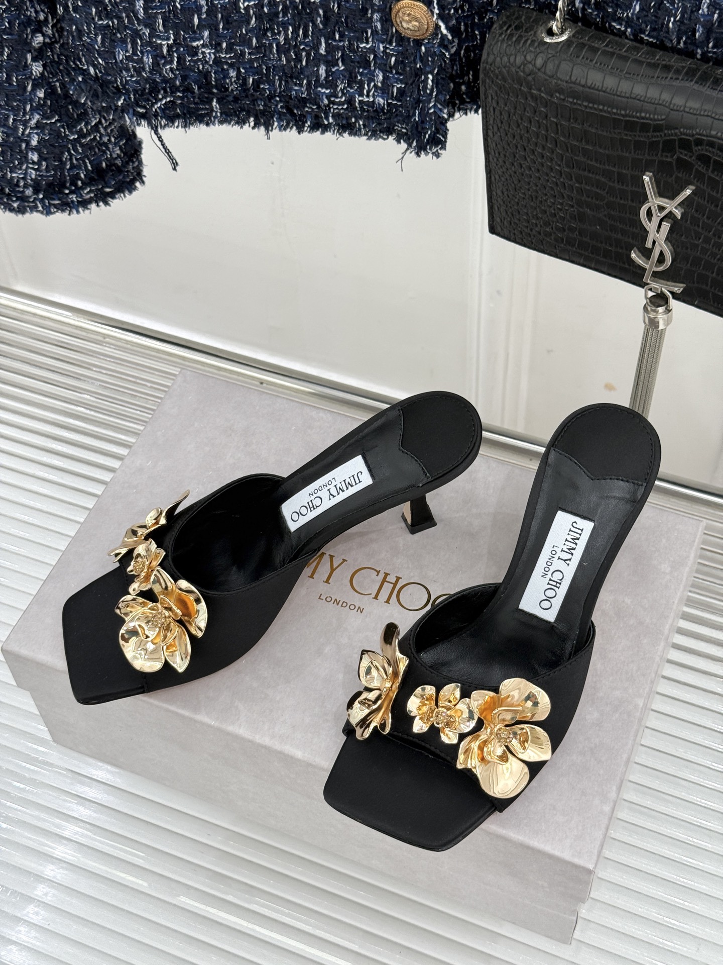 Jimmy Choo/吉米周26WF新品 金属花朵方头高跟拖鞋 金属花缀着细碎钻光 方头廓形利落又摩登 小羊皮内里软润又