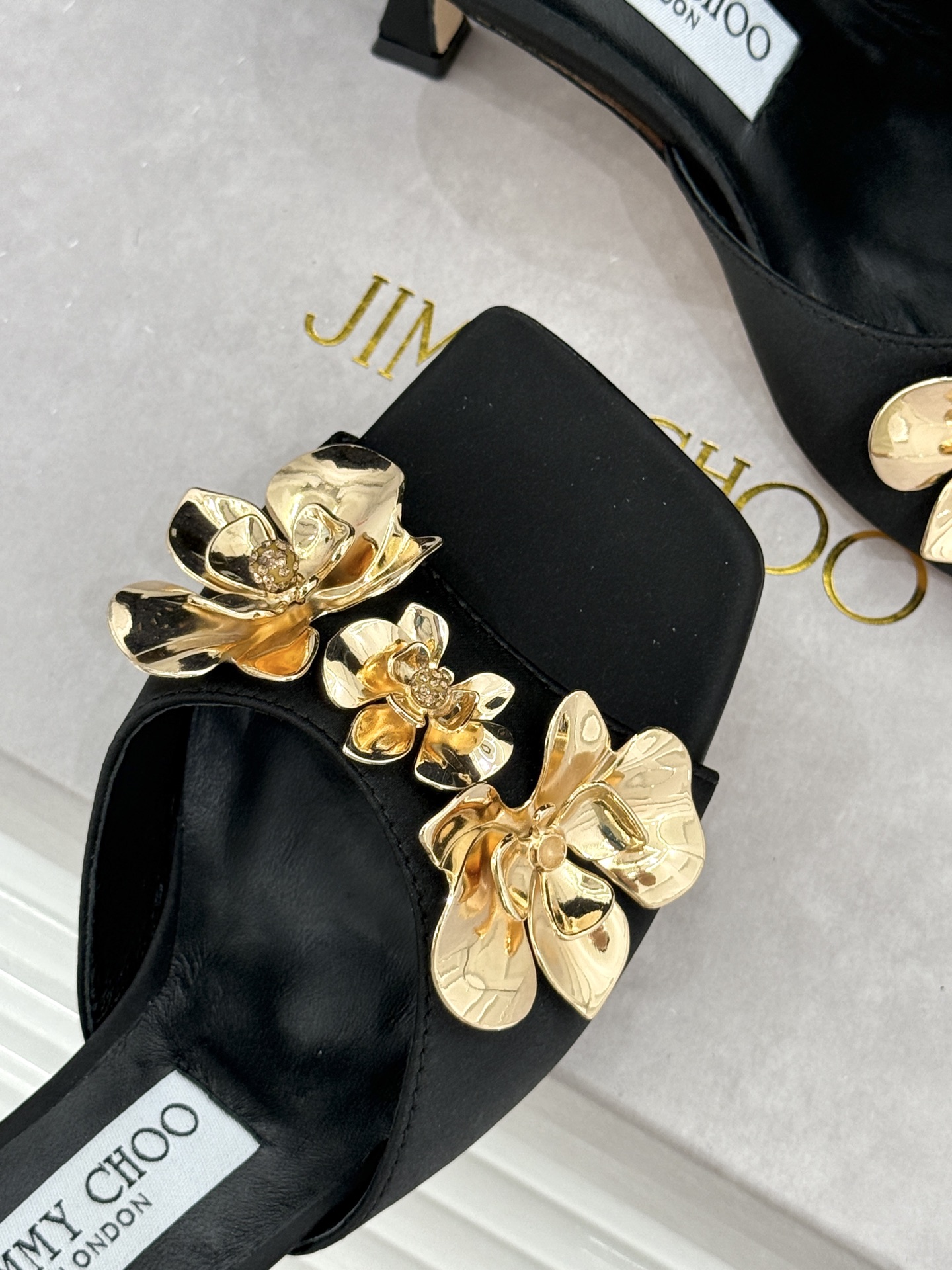 Jimmy Choo/吉米周26WF新品 金属花朵方头高跟拖鞋 金属花缀着细碎钻光 方头廓形利落又摩登 小羊皮内里软润又