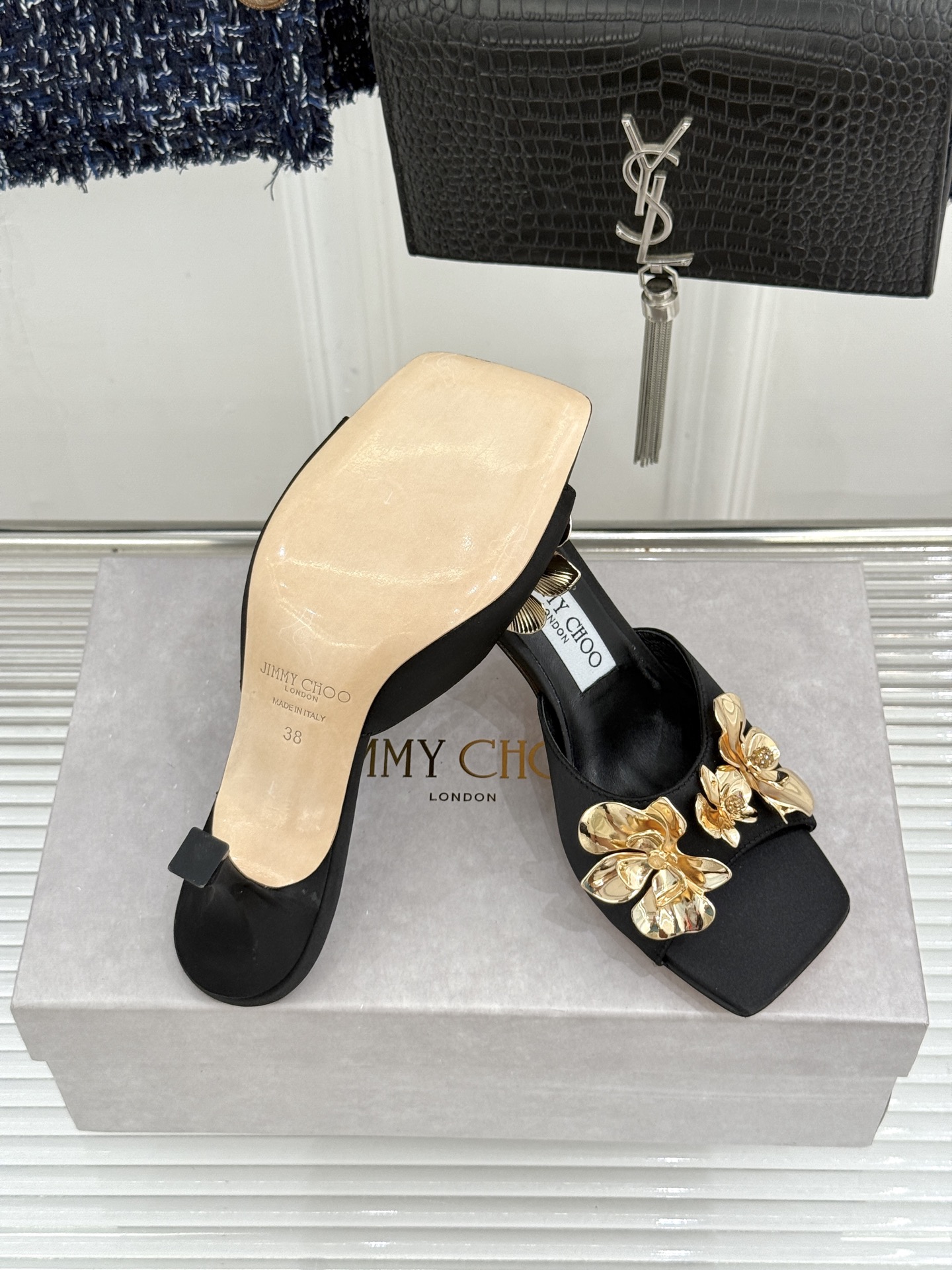 Jimmy Choo/吉米周26WF新品 金属花朵方头高跟拖鞋 金属花缀着细碎钻光 方头廓形利落又摩登 小羊皮内里软润又