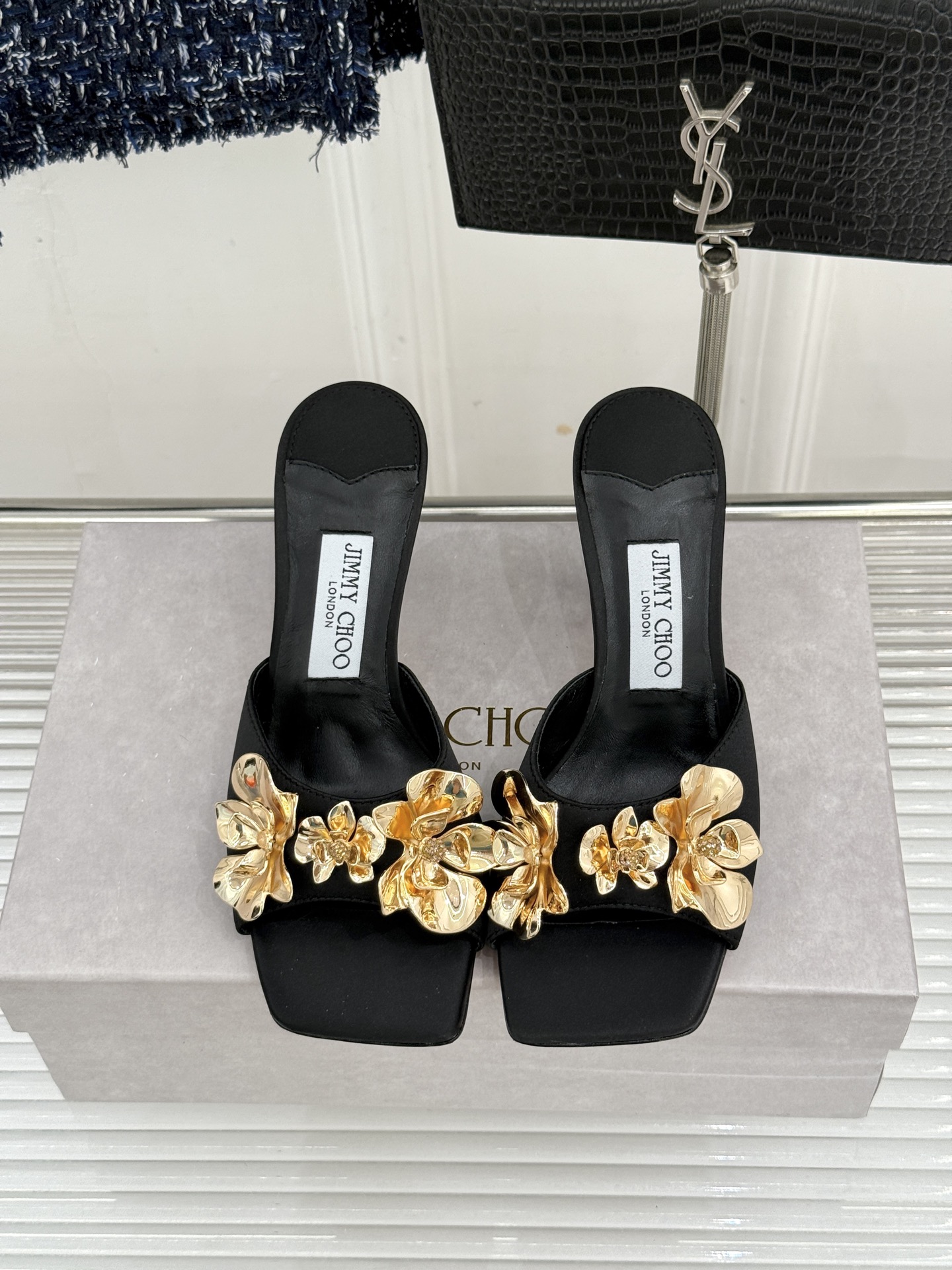 Jimmy Choo/吉米周26WF新品 金属花朵方头高跟拖鞋 金属花缀着细碎钻光 方头廓形利落又摩登 小羊皮内里软润又
