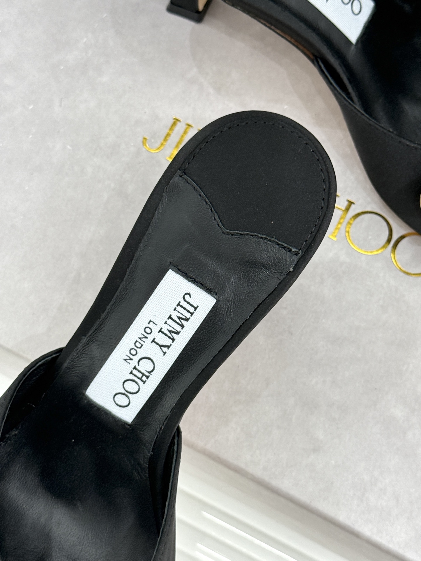 Jimmy Choo/吉米周26WF新品 金属花朵方头高跟拖鞋 金属花缀着细碎钻光 方头廓形利落又摩登 小羊皮内里软润又