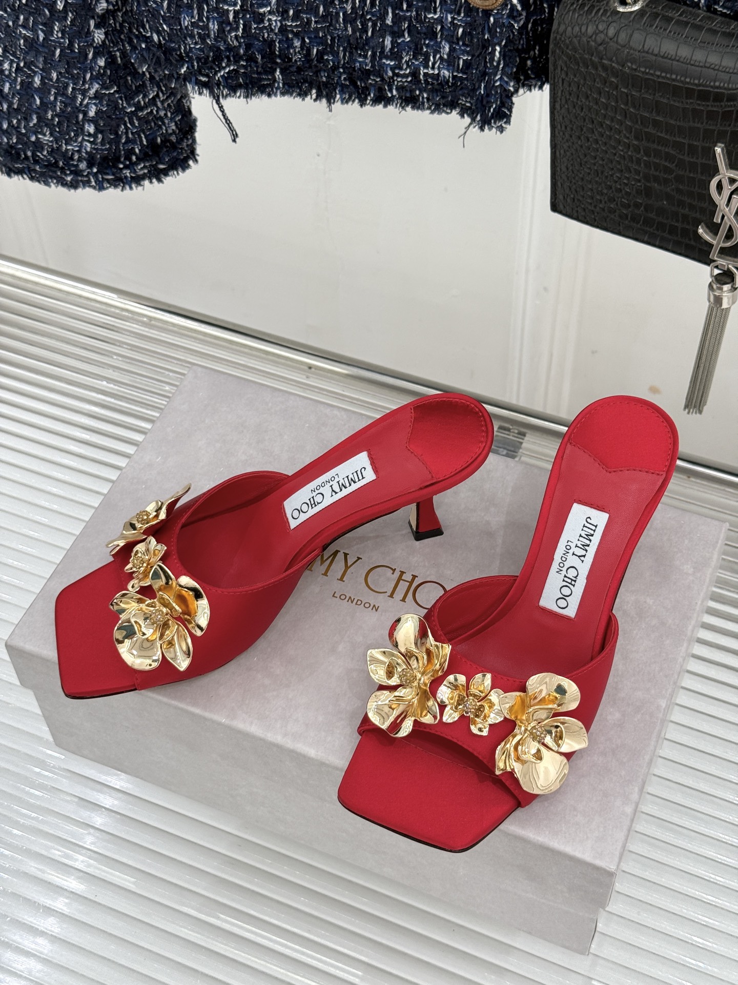 Jimmy Choo/吉米周26WF新品 金属花朵方头高跟拖鞋 金属花缀着细碎钻光 方头廓形利落又摩登 小羊皮内里软润又 Jimmy Choo/吉米周26WF新品 金属花朵方头高跟拖鞋 金属花缀着细碎钻光 方头廓形利落又摩登 小羊皮内里软润又