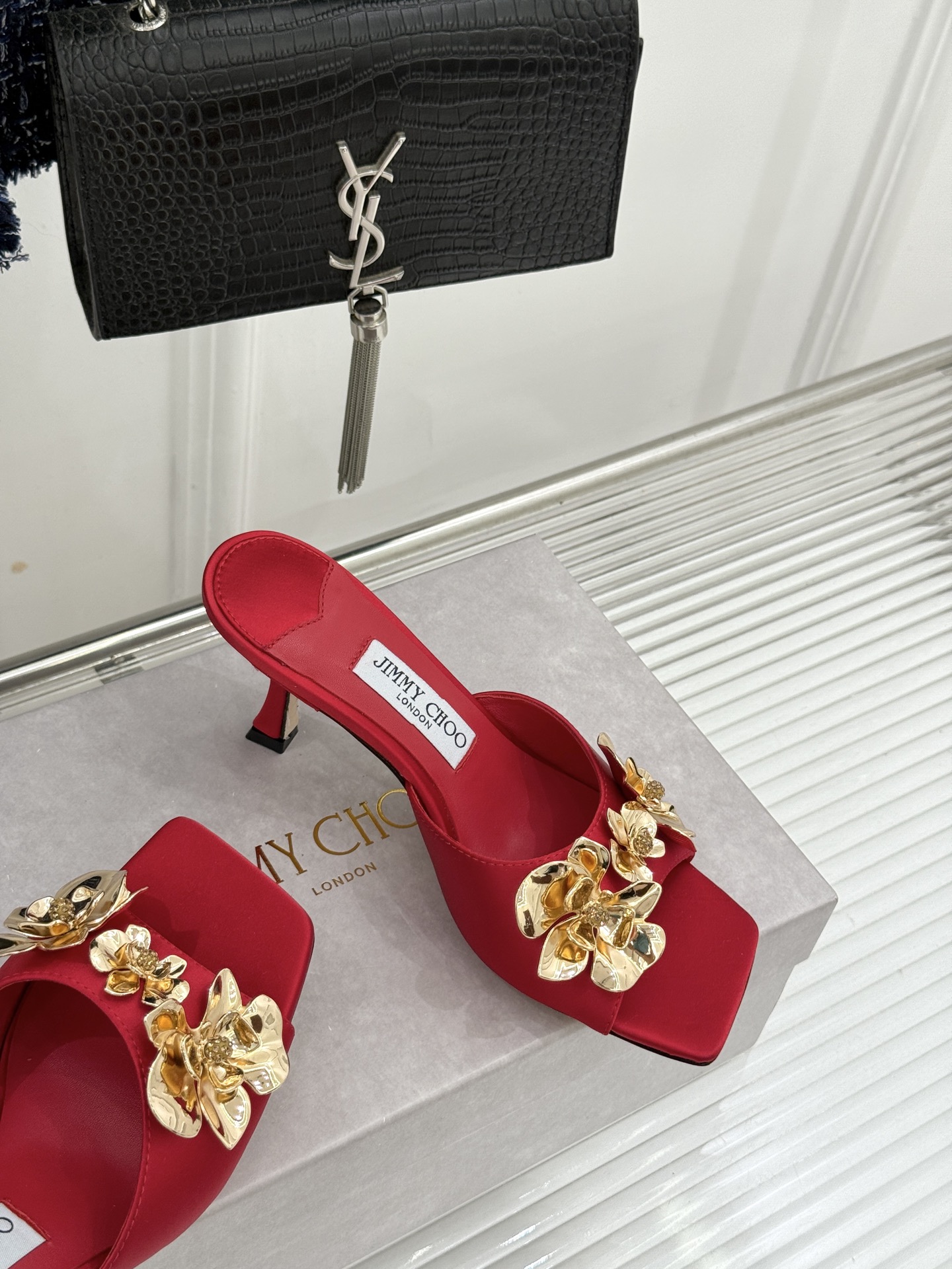 Jimmy Choo/吉米周26WF新品 金属花朵方头高跟拖鞋 金属花缀着细碎钻光 方头廓形利落又摩登 小羊皮内里软润又 Jimmy Choo/吉米周26WF新品 金属花朵方头高跟拖鞋 金属花缀着细碎钻光 方头廓形利落又摩登 小羊皮内里软润又