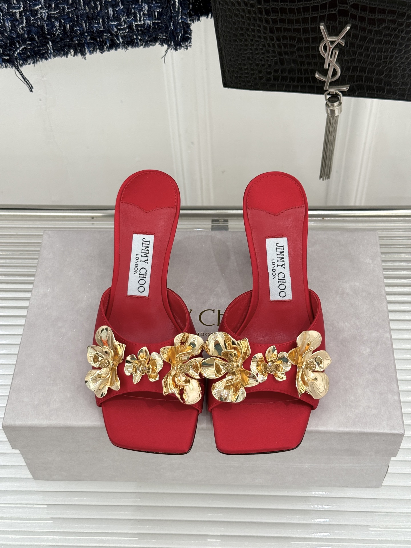 Jimmy Choo/吉米周26WF新品 金属花朵方头高跟拖鞋 金属花缀着细碎钻光 方头廓形利落又摩登 小羊皮内里软润又 Jimmy Choo/吉米周26WF新品 金属花朵方头高跟拖鞋 金属花缀着细碎钻光 方头廓形利落又摩登 小羊皮内里软润又