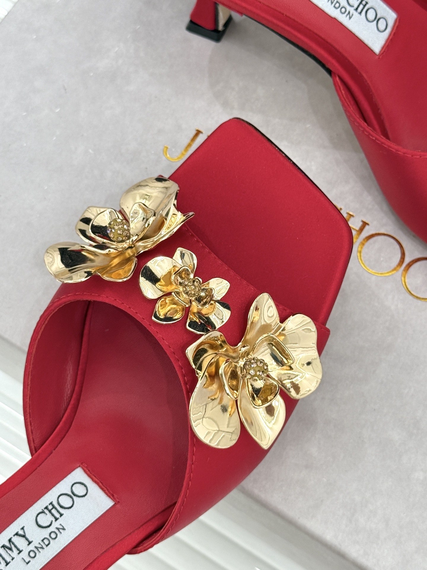 Jimmy Choo/吉米周26WF新品 金属花朵方头高跟拖鞋 金属花缀着细碎钻光 方头廓形利落又摩登 小羊皮内里软润又 Jimmy Choo/吉米周26WF新品 金属花朵方头高跟拖鞋 金属花缀着细碎钻光 方头廓形利落又摩登 小羊皮内里软润又