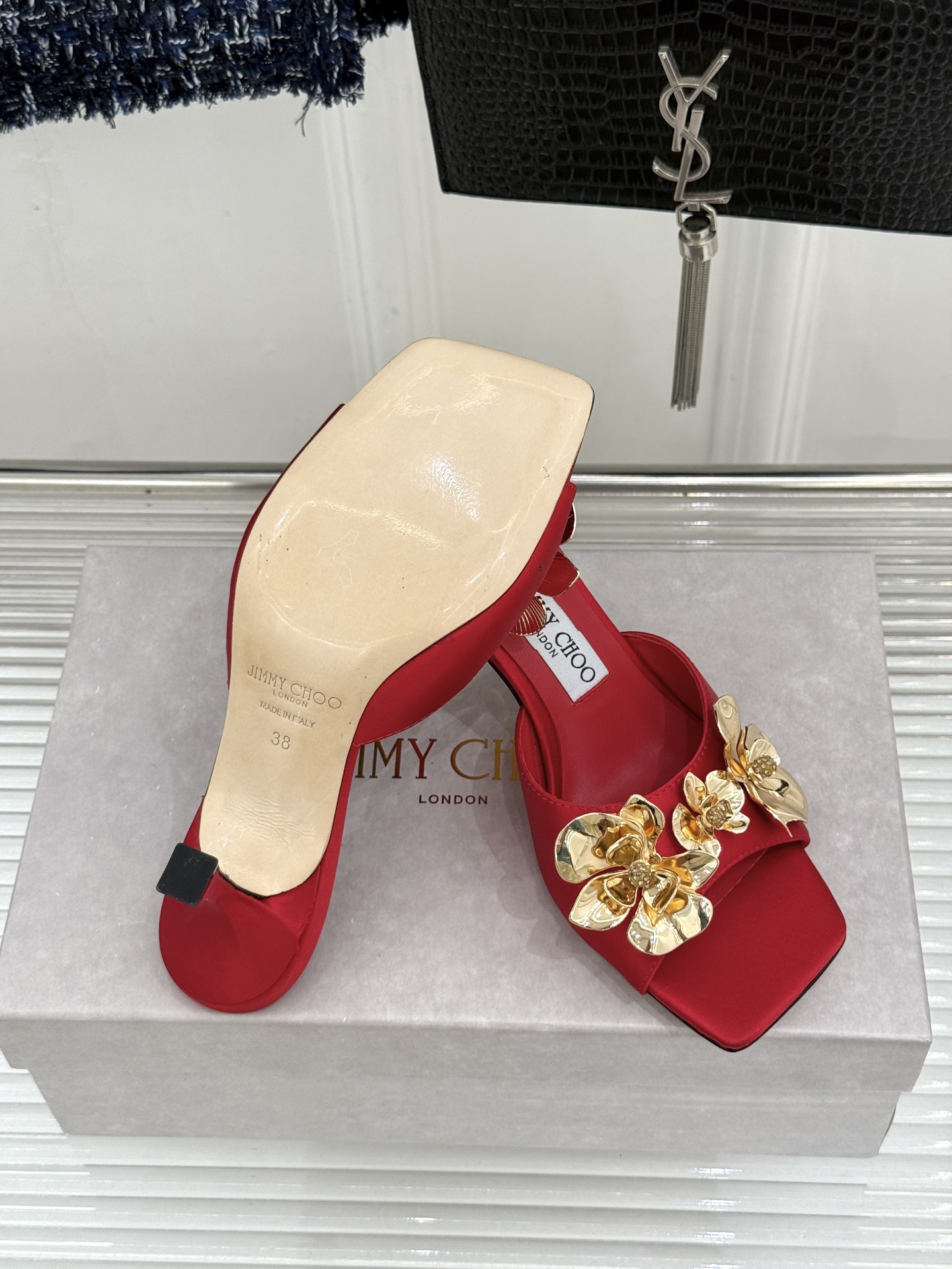Jimmy Choo/吉米周26WF新品 金属花朵方头高跟拖鞋 金属花缀着细碎钻光 方头廓形利落又摩登 小羊皮内里软润又 Jimmy Choo/吉米周26WF新品 金属花朵方头高跟拖鞋 金属花缀着细碎钻光 方头廓形利落又摩登 小羊皮内里软润又