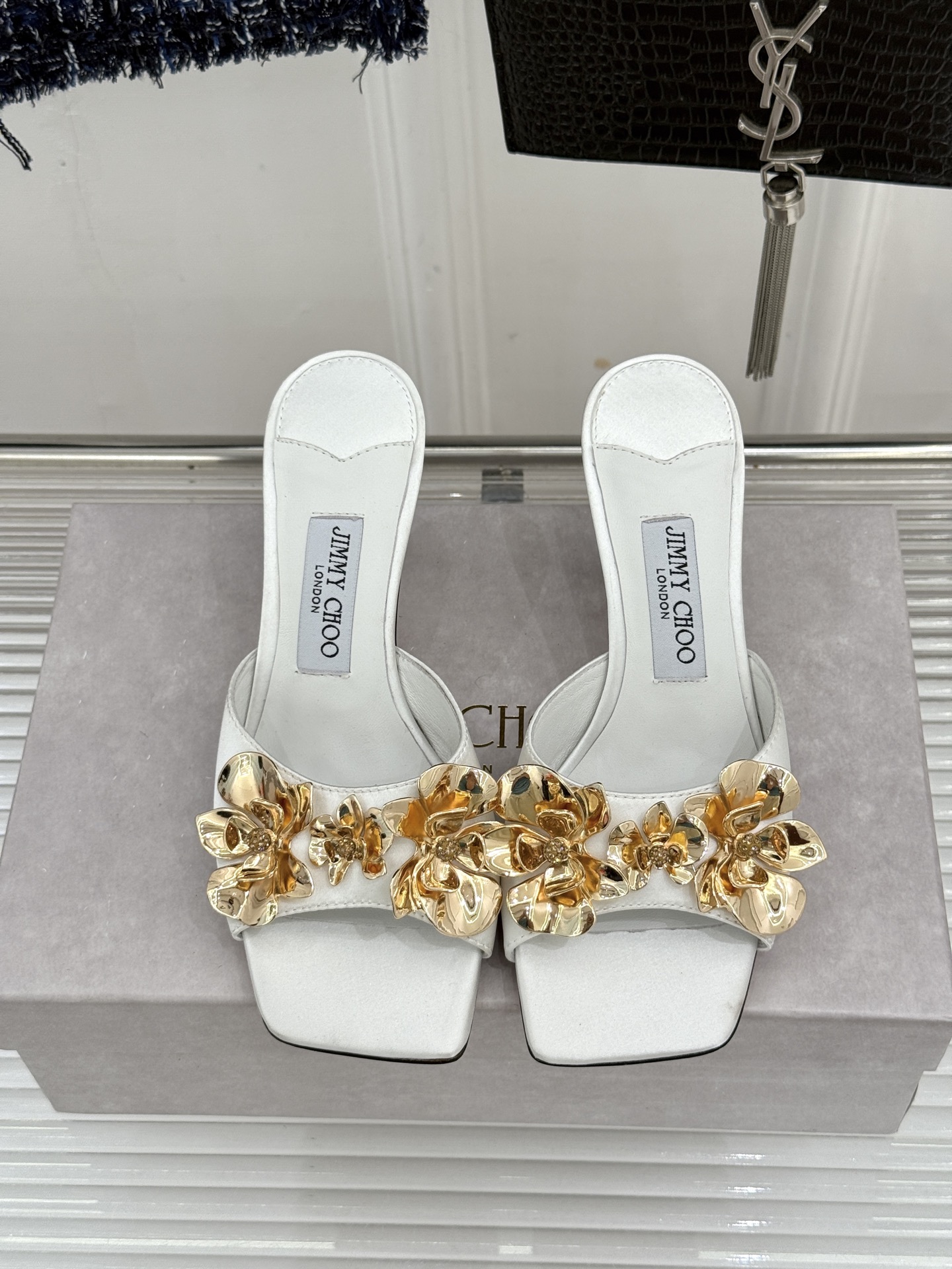 Jimmy Choo/吉米周26WF新品 金属花朵方头高跟拖鞋 金属花缀着细碎钻光 方头廓形利落又摩登 小羊皮内里软润又 Jimmy Choo/吉米周26WF新品 金属花朵方头高跟拖鞋 金属花缀着细碎钻光 方头廓形利落又摩登 小羊皮内里软润又