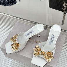 Jimmy Choo/吉米周26WF新品 金属花朵方头高跟拖鞋 金属花缀着细碎钻光 方头廓形利落又摩登 小羊皮内里软润又 Jimmy Choo/吉米周26WF新品 金属花朵方头高跟拖鞋 金属花缀着细碎钻光 方头廓形利落又摩登 小羊皮内里软润又