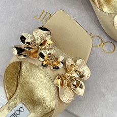 Jimmy Choo/吉米周26WF新品 金属花朵方头高跟拖鞋 金属花缀着细碎钻光 方头廓形利落又摩登 小羊皮内里软润又 Jimmy Choo/吉米周26WF新品 金属花朵方头高跟拖鞋 金属花缀着细碎钻光 方头廓形利落又摩登 小羊皮内里软润又