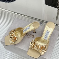 Jimmy Choo/吉米周26WF新品 金属花朵方头高跟拖鞋 金属花缀着细碎钻光 方头廓形利落又摩登 小羊皮内里软润又 Jimmy Choo/吉米周26WF新品 金属花朵方头高跟拖鞋 金属花缀着细碎钻光 方头廓形利落又摩登 小羊皮内里软润又