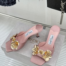Jimmy Choo/吉米周26WF新品 金属花朵方头高跟拖鞋 金属花缀着细碎钻光 方头廓形利落又摩登 小羊皮内里软润又 Jimmy Choo/吉米周26WF新品 金属花朵方头高跟拖鞋 金属花缀着细碎钻光 方头廓形利落又摩登 小羊皮内里软润又