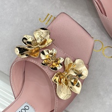 Jimmy Choo/吉米周26WF新品 金属花朵方头高跟拖鞋 金属花缀着细碎钻光 方头廓形利落又摩登 小羊皮内里软润又 Jimmy Choo/吉米周26WF新品 金属花朵方头高跟拖鞋 金属花缀着细碎钻光 方头廓形利落又摩登 小羊皮内里软润又