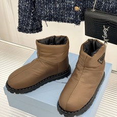 (男码+10) Prada/普拉达经典三角标 情侣款羽绒靴雪地靴 羽绒填充锁温又轻盈 玲琅三角标是灵魂 厚齿橡胶底防滑稳 (男码+10) Prada/普拉达经典三角标 情侣款羽绒靴雪地靴 羽绒填充锁温又轻盈 玲琅三角标是灵魂 厚齿橡胶底防滑稳