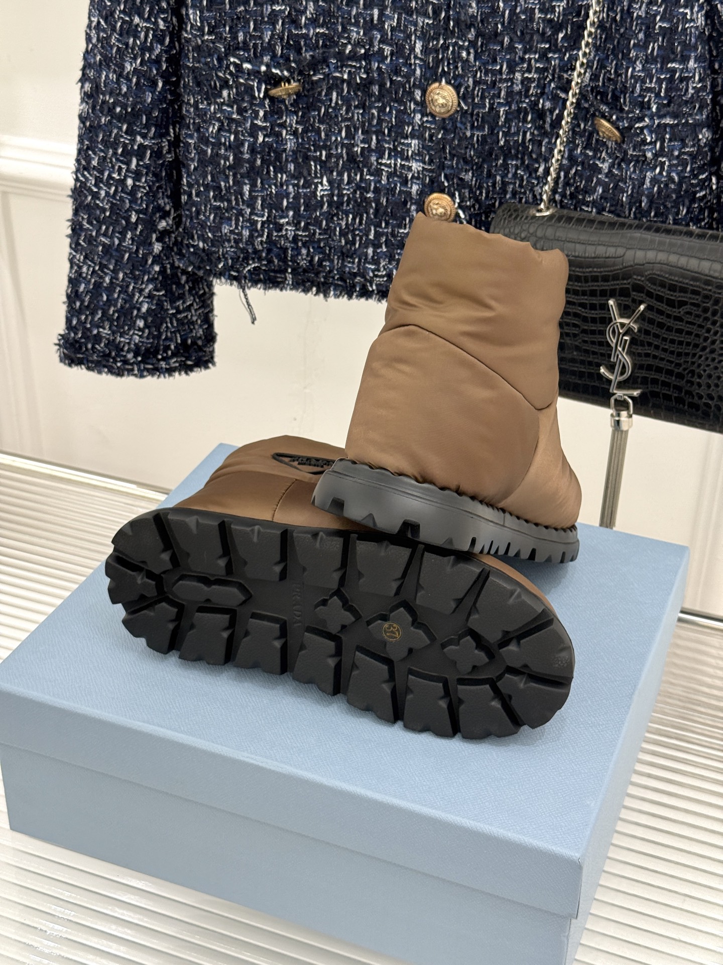 (男码+10) Prada/普拉达经典三角标 情侣款羽绒靴雪地靴 羽绒填充锁温又轻盈 玲琅三角标是灵魂 厚齿橡胶底防滑稳 (男码+10) Prada/普拉达经典三角标 情侣款羽绒靴雪地靴 羽绒填充锁温又轻盈 玲琅三角标是灵魂 厚齿橡胶底防滑稳