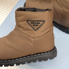 (男码+10) Prada/普拉达经典三角标 情侣款羽绒靴雪地靴 羽绒填充锁温又轻盈 玲琅三角标是灵魂 厚齿橡胶底防滑稳 (男码+10) Prada/普拉达经典三角标 情侣款羽绒靴雪地靴 羽绒填充锁温又轻盈 玲琅三角标是灵魂 厚齿橡胶底防滑稳