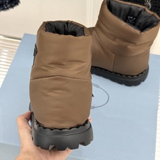 (男码+10) Prada/普拉达经典三角标 情侣款羽绒靴雪地靴 羽绒填充锁温又轻盈 玲琅三角标是灵魂 厚齿橡胶底防滑稳 (男码+10) Prada/普拉达经典三角标 情侣款羽绒靴雪地靴 羽绒填充锁温又轻盈 玲琅三角标是灵魂 厚齿橡胶底防滑稳