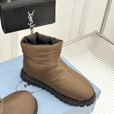 (男码+10) Prada/普拉达经典三角标 情侣款羽绒靴雪地靴 羽绒填充锁温又轻盈 玲琅三角标是灵魂 厚齿橡胶底防滑稳 (男码+10) Prada/普拉达经典三角标 情侣款羽绒靴雪地靴 羽绒填充锁温又轻盈 玲琅三角标是灵魂 厚齿橡胶底防滑稳