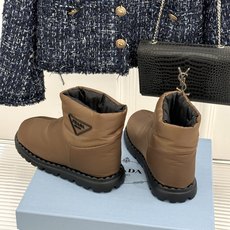 (男码+10) Prada/普拉达经典三角标 情侣款羽绒靴雪地靴 羽绒填充锁温又轻盈 玲琅三角标是灵魂 厚齿橡胶底防滑稳 (男码+10) Prada/普拉达经典三角标 情侣款羽绒靴雪地靴 羽绒填充锁温又轻盈 玲琅三角标是灵魂 厚齿橡胶底防滑稳