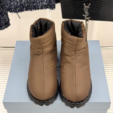 (男码+10) Prada/普拉达经典三角标 情侣款羽绒靴雪地靴 羽绒填充锁温又轻盈 玲琅三角标是灵魂 厚齿橡胶底防滑稳 (男码+10) Prada/普拉达经典三角标 情侣款羽绒靴雪地靴 羽绒填充锁温又轻盈 玲琅三角标是灵魂 厚齿橡胶底防滑稳