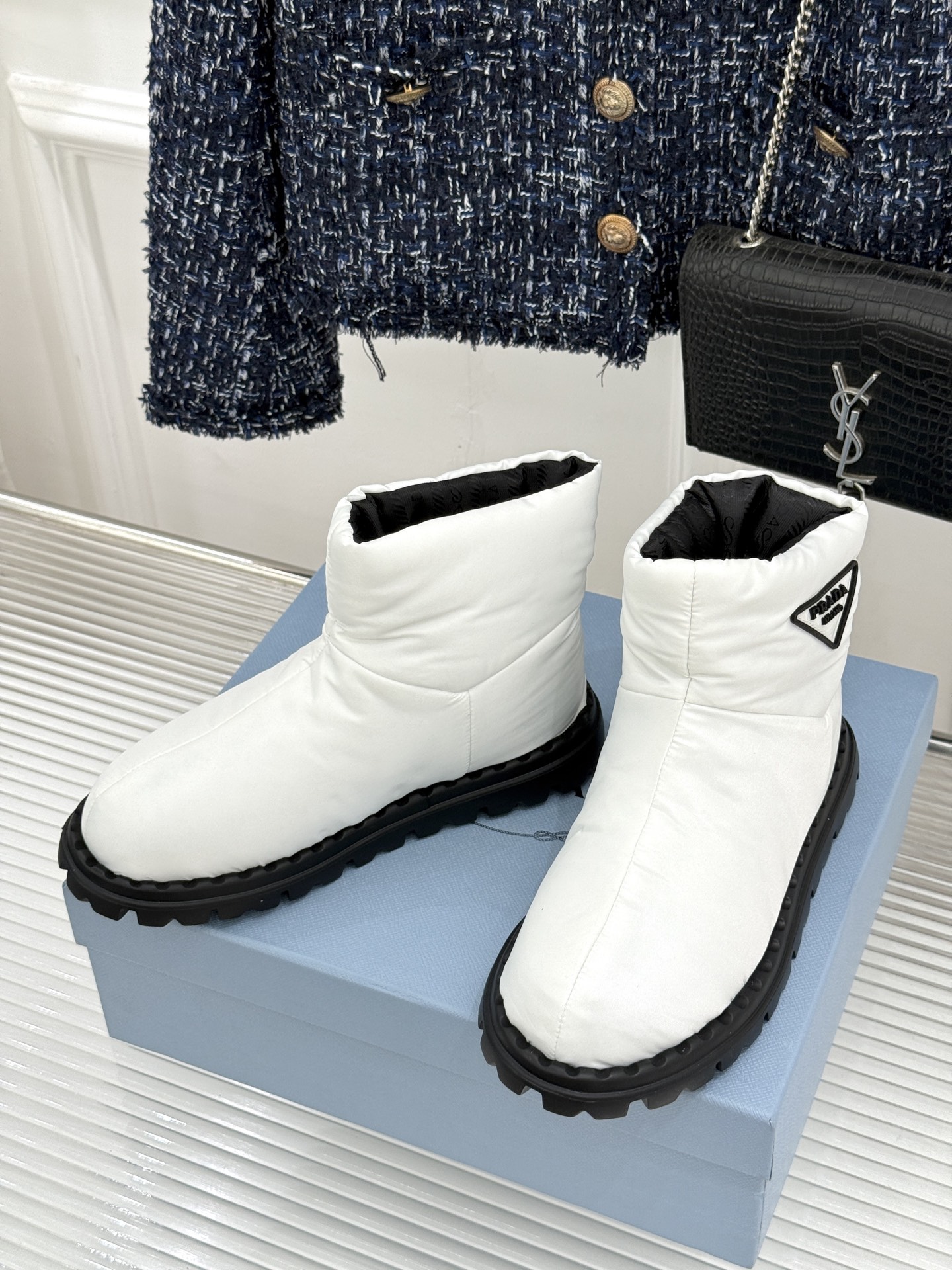 (男码+10) Prada/普拉达经典三角标 情侣款羽绒靴雪地靴 羽绒填充锁温又轻盈 玲琅三角标是灵魂 厚齿橡胶底防滑稳 (男码+10) Prada/普拉达经典三角标 情侣款羽绒靴雪地靴 羽绒填充锁温又轻盈 玲琅三角标是灵魂 厚齿橡胶底防滑稳