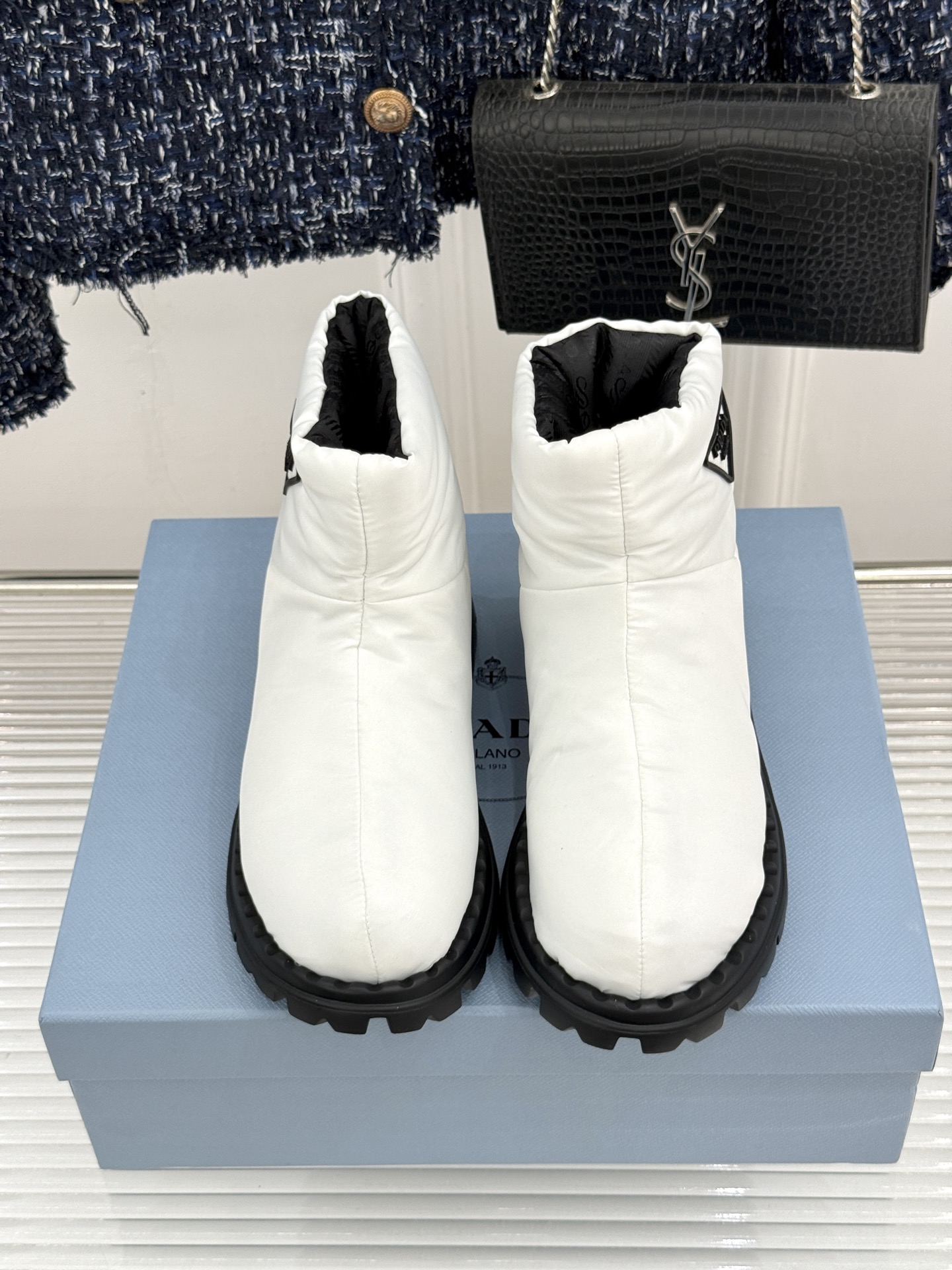 (男码+10) Prada/普拉达经典三角标 情侣款羽绒靴雪地靴 羽绒填充锁温又轻盈 玲琅三角标是灵魂 厚齿橡胶底防滑稳 (男码+10) Prada/普拉达经典三角标 情侣款羽绒靴雪地靴 羽绒填充锁温又轻盈 玲琅三角标是灵魂 厚齿橡胶底防滑稳